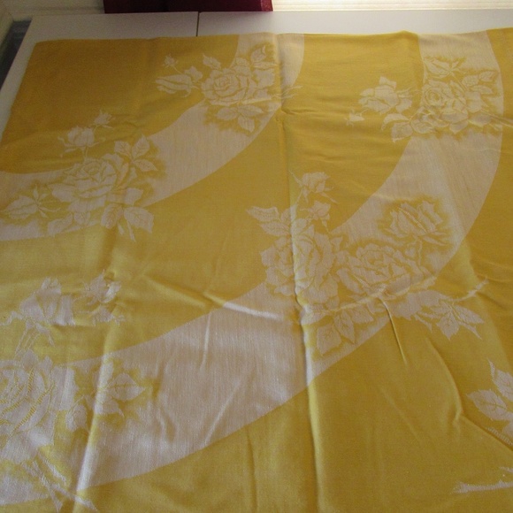 4 Gold & white Rose embossed cloth napkins and Tablecloth - Picture 13 of 15